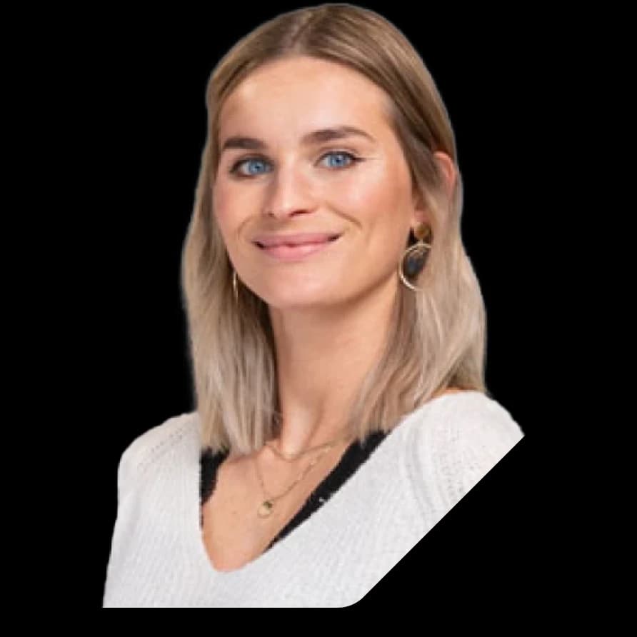 Porträt von Christina Bagli von Picture People vor schwarzer geometrischer Form