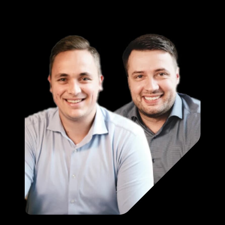Armin Inselsberger und Lukas Just von KM Pro lächeln in die Kamera.